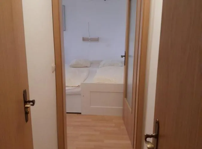 Lägenhet Mit Kueche Und Balkon Oder Terrasse, Ruhig Und Gut Erreichbar *