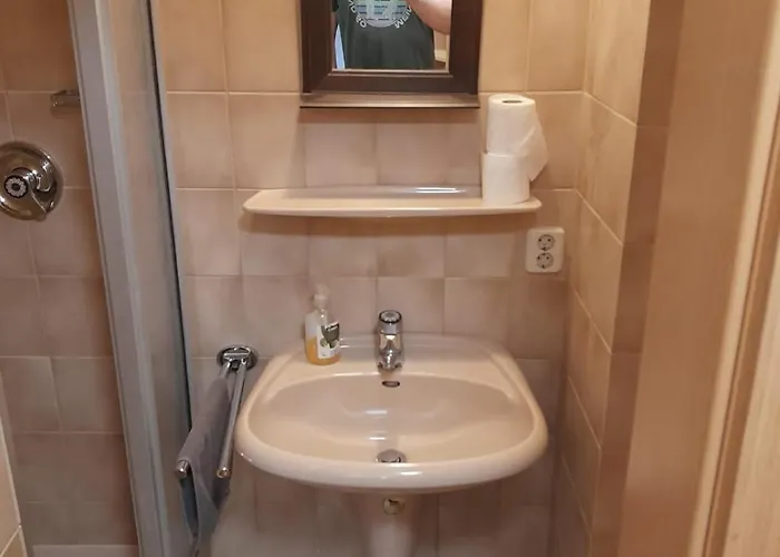 Lägenhet Mit Kueche Und Balkon Oder Terrasse, Ruhig Und Gut Erreichbar *